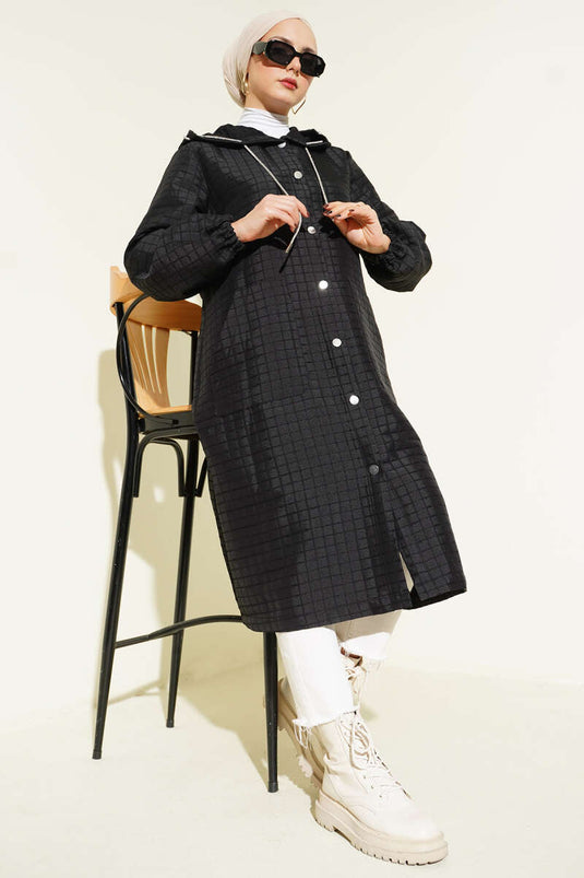 Manteau matelassé noir à capuche et boutons-pression