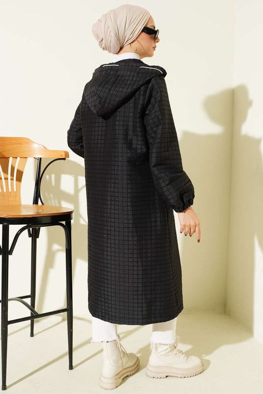 Manteau matelassé noir à capuche et boutons-pression