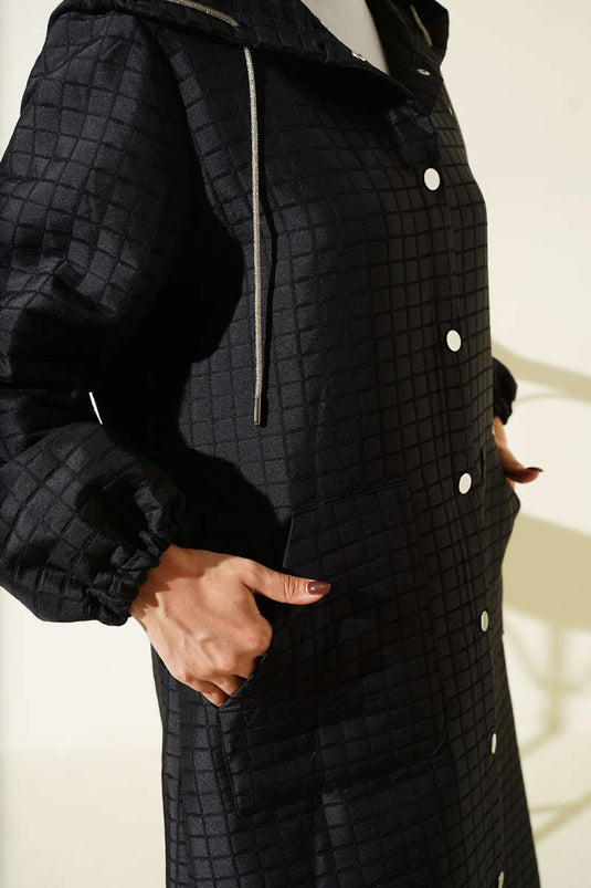 Schwarzer, gesteppter Kapuzenmantel mit Druckknöpfen