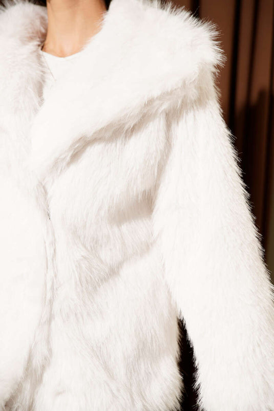 معطف فرو أبيض بأزرار كبس