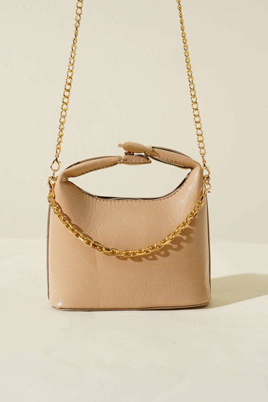 Bolso de charol con correa de cadena y asa a presión en color beige