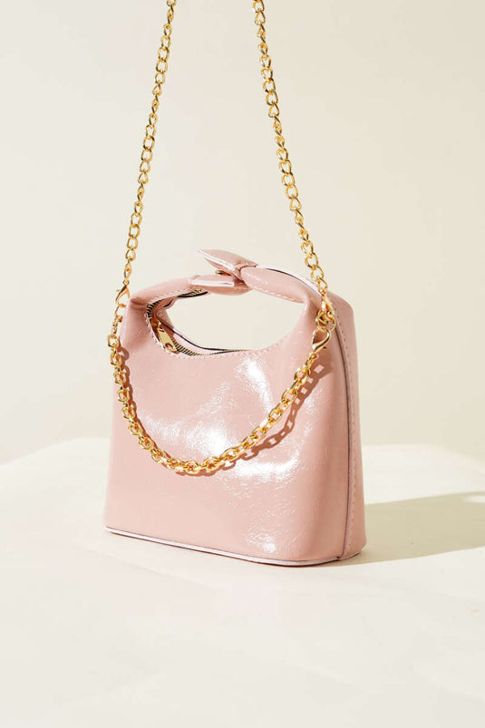 حقيبة جلدية لامعة بمقبض كبس وحزام سلسلة ومسحوق