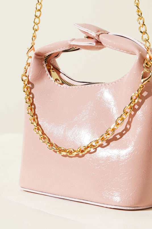 حقيبة جلدية لامعة بمقبض كبس وحزام سلسلة ومسحوق