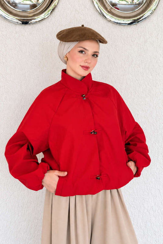 Rote Parachutjacke Mit Druckknöpfen