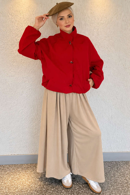 Rote Parachutjacke Mit Druckknöpfen