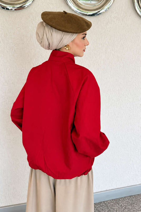Rote Parachutjacke Mit Druckknöpfen