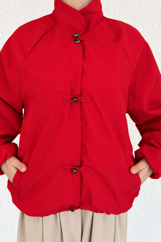 Rote Parachutjacke Mit Druckknöpfen
