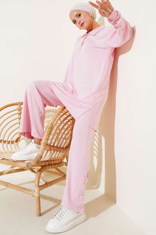 بدلة من قطعتين بياقة قميص قابلة للربط باللون الوردي