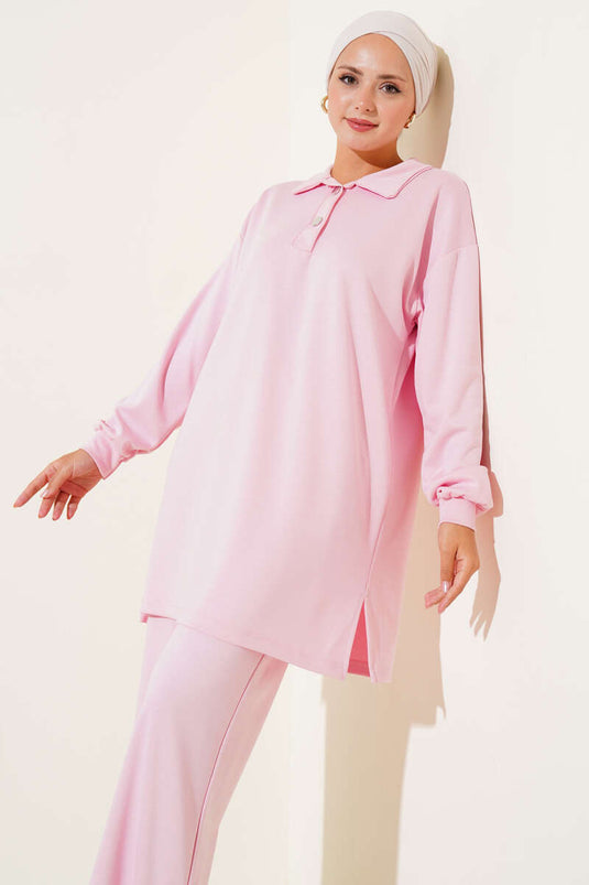 بدلة من قطعتين بياقة قميص قابلة للربط باللون الوردي