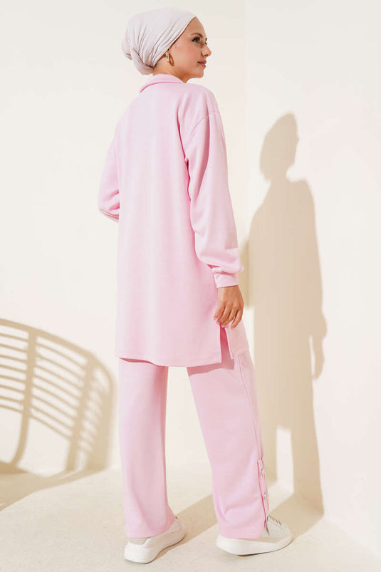 بدلة من قطعتين بياقة قميص قابلة للربط باللون الوردي