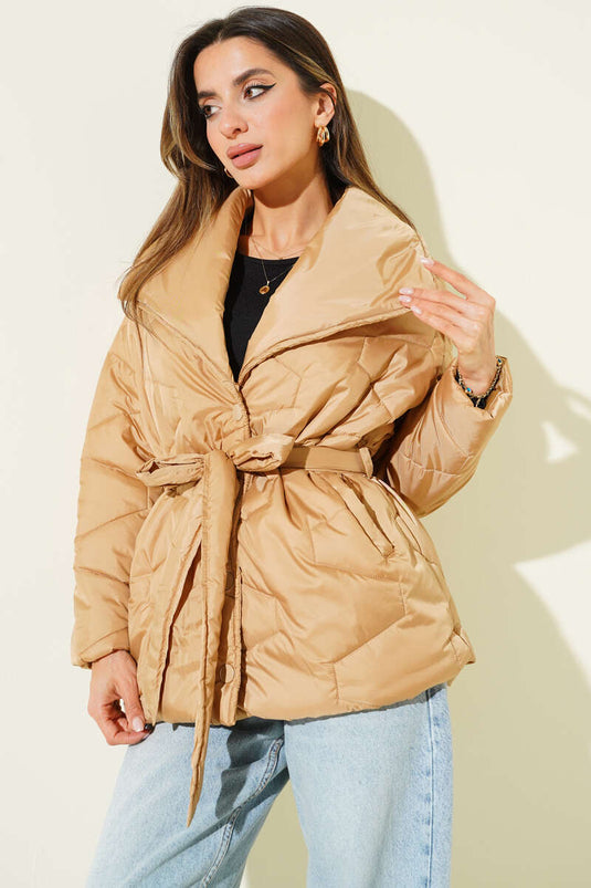 معطف مبطن قصير بحزام وأزرار ضغط بلون الجمل