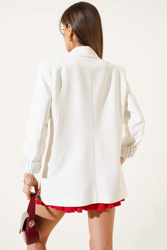 سترة بليزر مخططة بأربعة أزرار باللون الأبيض