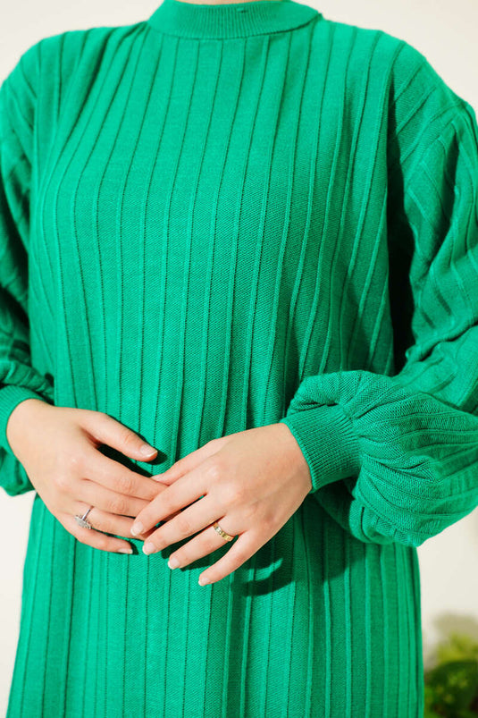 فستان أخضر محبوك بأكمام بالون وتفاصيل مخططة