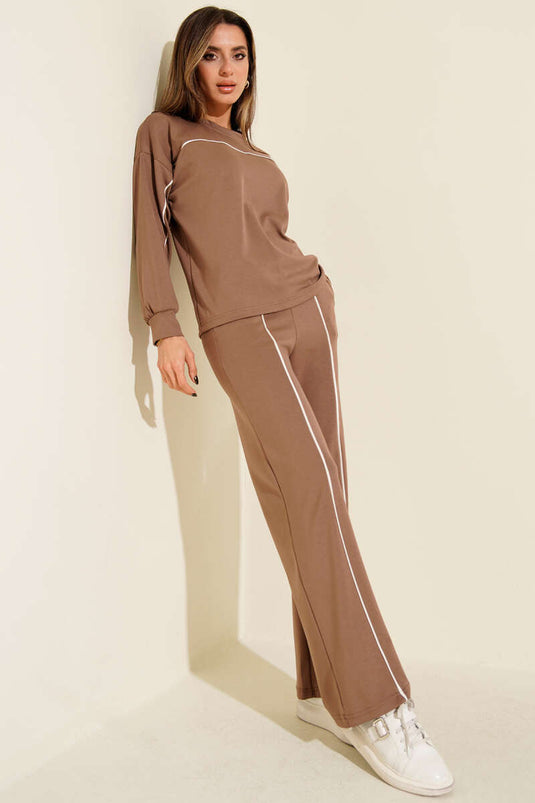 طقم من قطعتين بياقة دائرية وتفاصيل مخططة باللون البني الفاتح