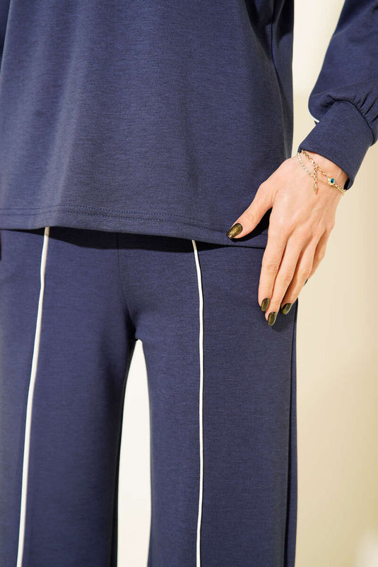 طقم من قطعتين بياقة دائرية وتفاصيل مخططة، باللون الأزرق الداكن