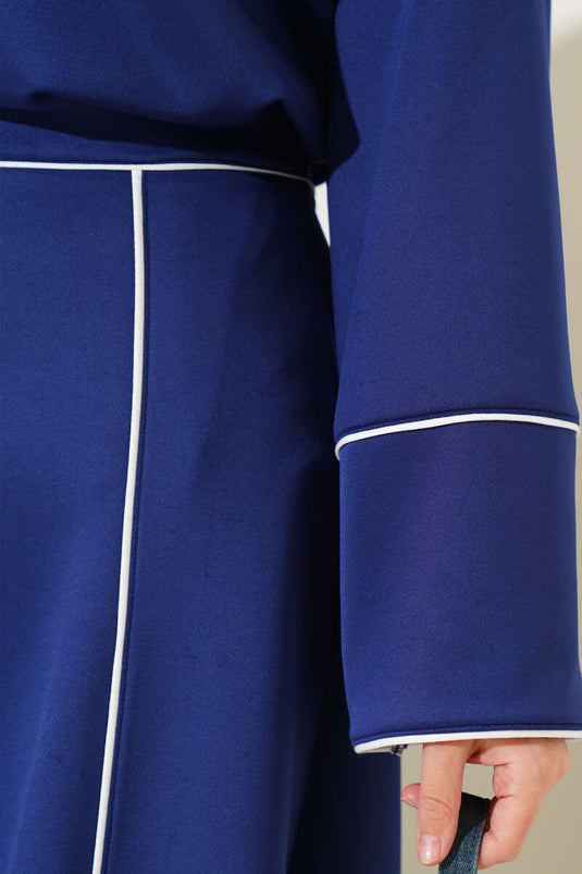 Gestreept gedetailleerd gerokt scuba tweedelig pak marineblauw