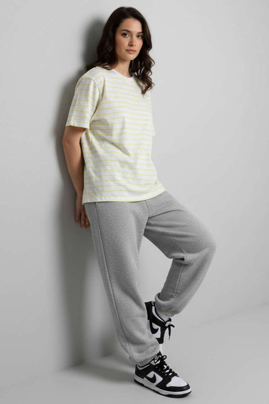 قميص واسع الحجم بتفاصيل خطوط باللون الأصفر