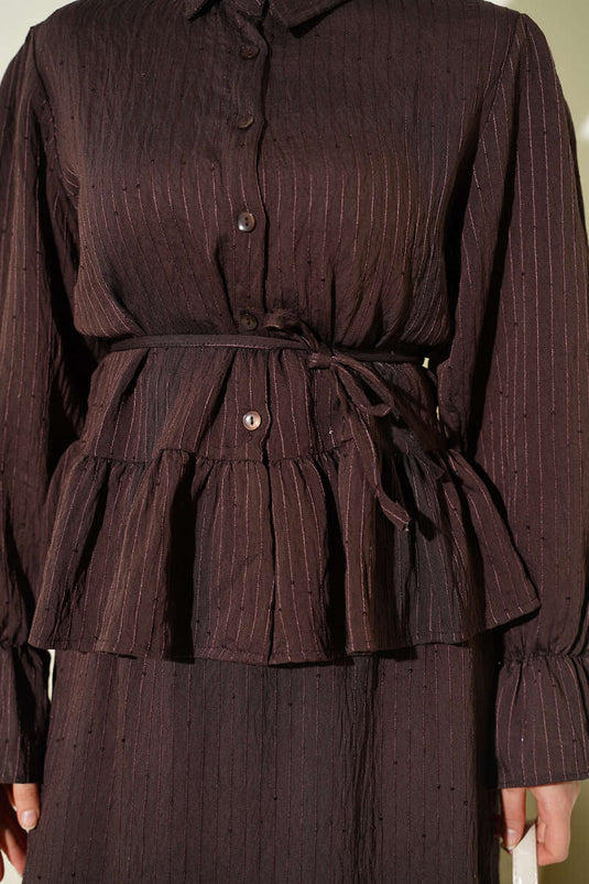 Zweiteiliger Anzug mit Rock, Liniennaht und Pailletten-Details, Braun