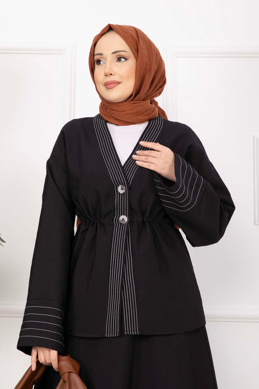 طقم جاكيت وتنورة مزين بخطوط باللون الأسود
