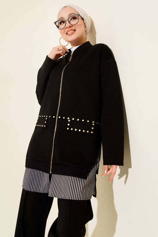 طقم مزدوج بتفاصيل دباسة مزينة بخطوط باللون الأسود