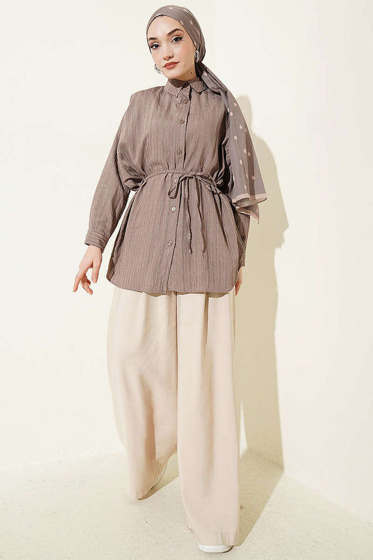 Camicia oversize con cintura a corda e motivo a righe in rilievo, colore visone