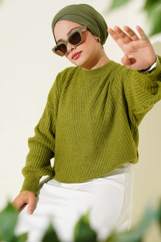 سترة محبوكة مخططة منقوشة باللون الأخضر الزيتي