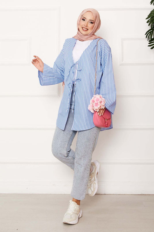 Kimono bleu à rayures et détails en dentelle