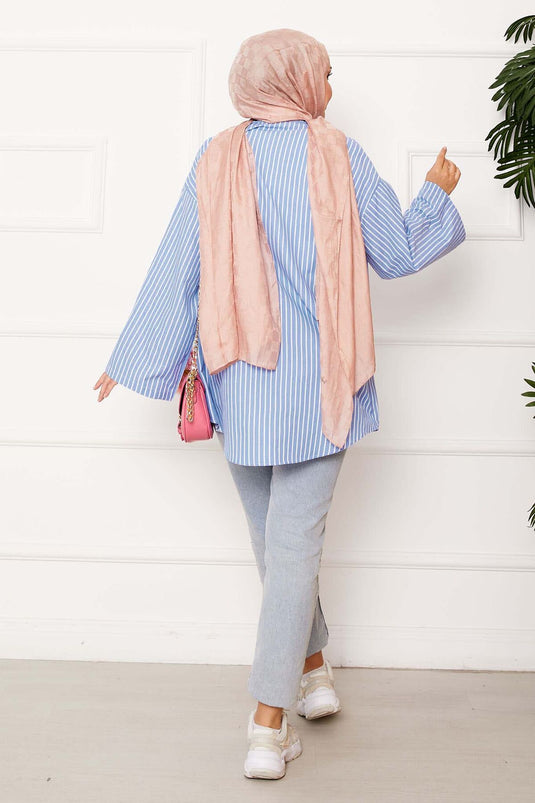 Kimono bleu à rayures et détails en dentelle