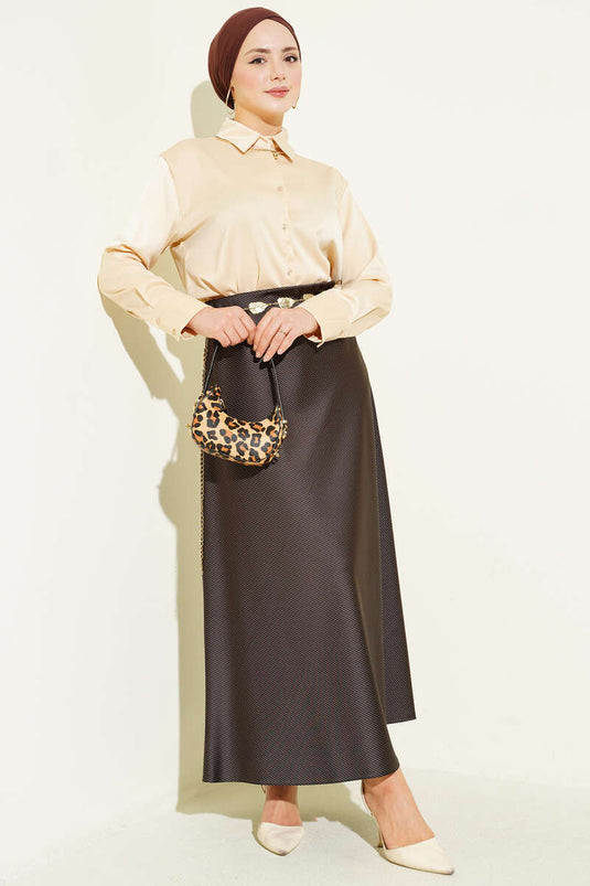 Falda de satén con cintura elástica y rayas color café