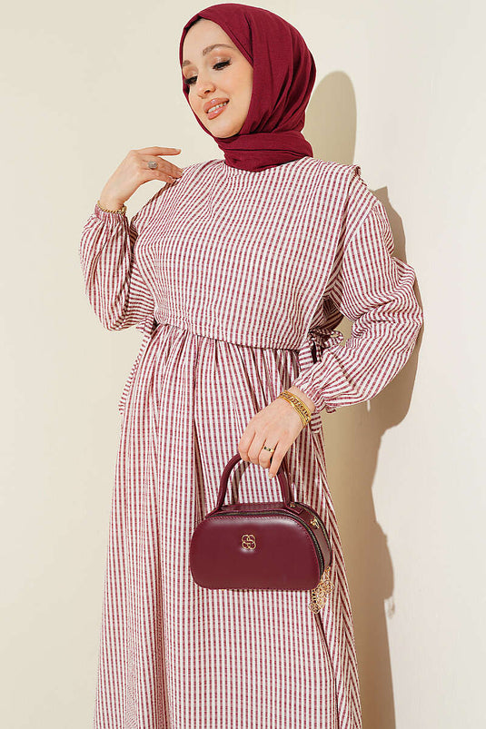 Vestito bordeaux con dettaglio gilet a righe e vita elasticizzata