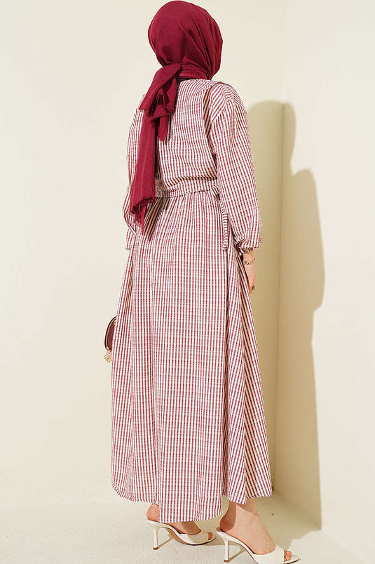 Vestito bordeaux con dettaglio gilet a righe e vita elasticizzata