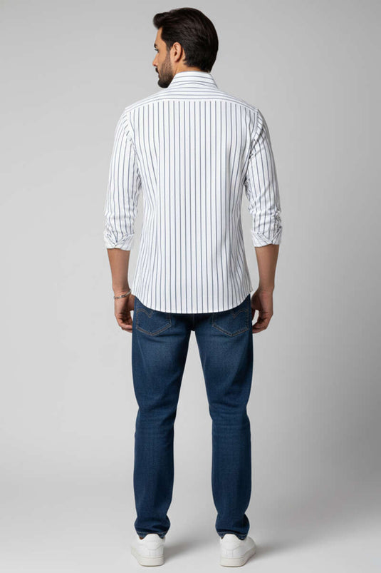 قميص رجالي أبيض مخطط بأساور معصم