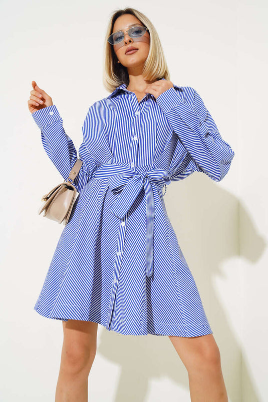 فستان قصير مخطط بأزرار باللون الساكسوني