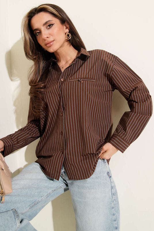 قميص مخطط بمظهر الجيب بلون كستنائي