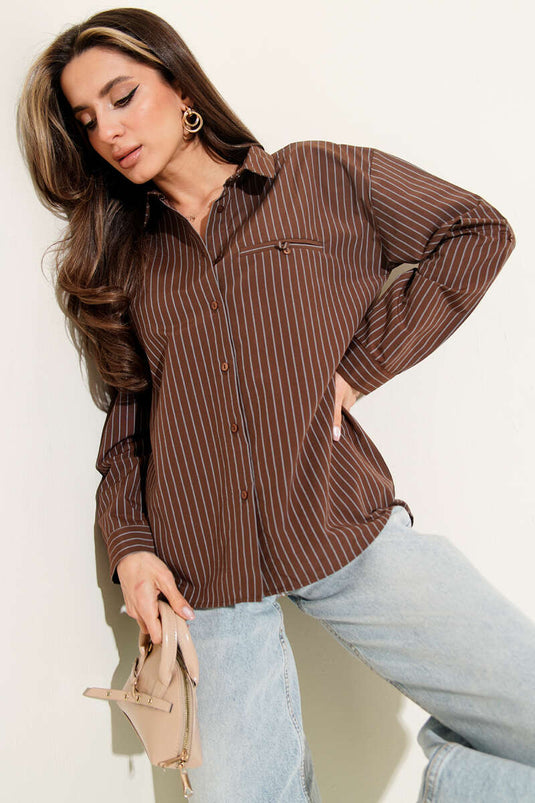قميص مخطط بمظهر الجيب بلون كستنائي
