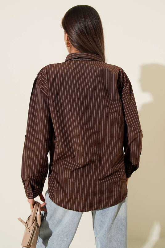 قميص مخطط بمظهر الجيب بلون كستنائي