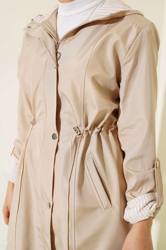 Gestreifter, detaillierter Trenchcoat in Beige