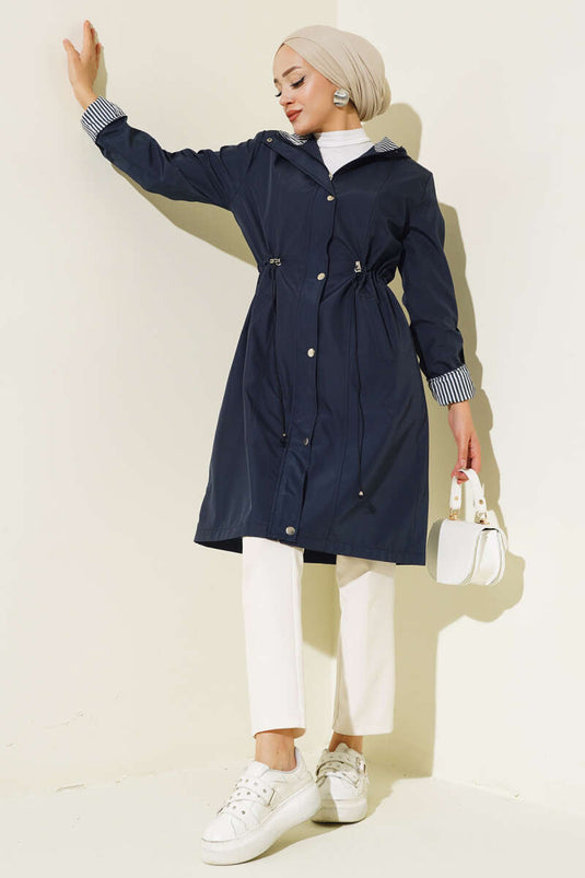 Gestreifter, detaillierter Trenchcoat in Marineblau