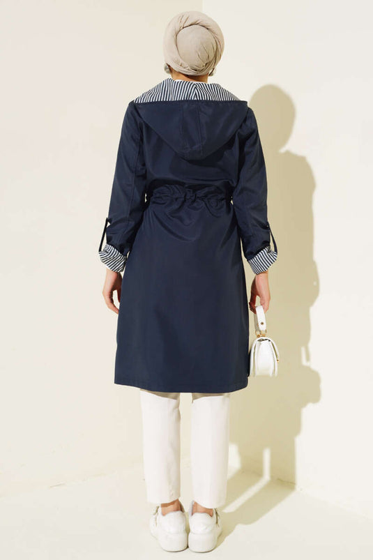 Gestreifter, detaillierter Trenchcoat in Marineblau