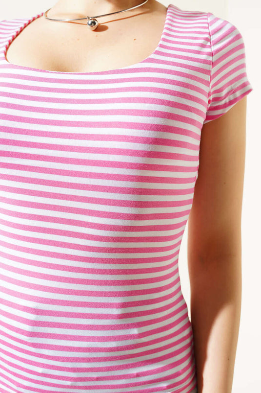 T-shirt rose à rayures et col carré