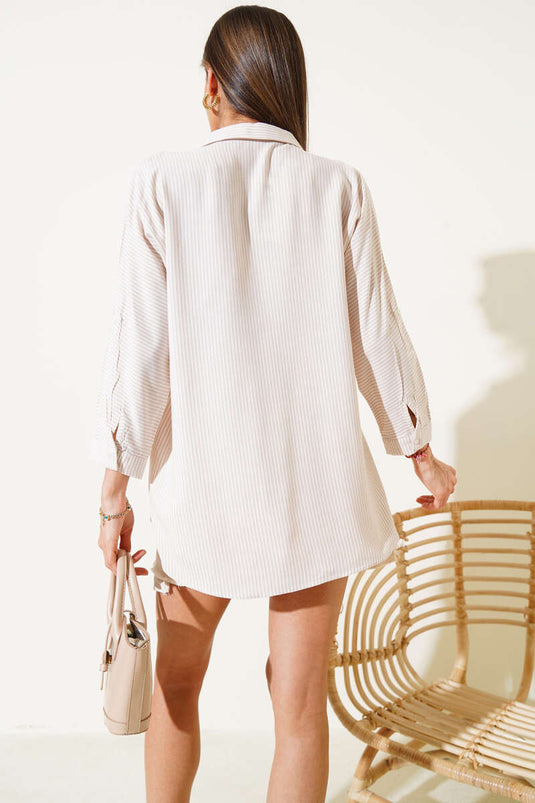 Chemise beige à rayures et manches repliées