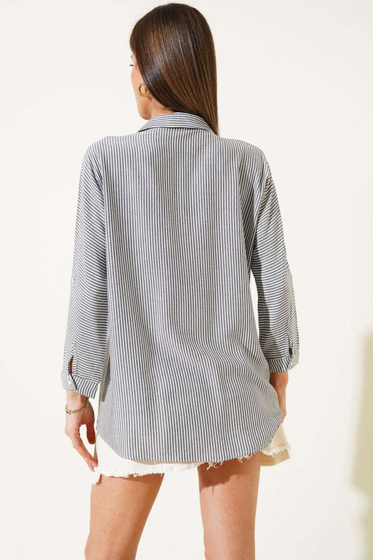 Chemise noire à rayures et manches repliées