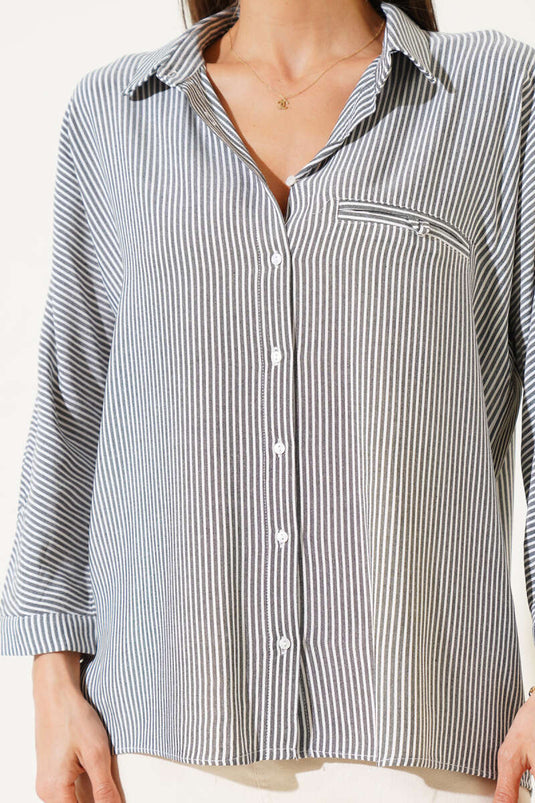 Chemise noire à rayures et manches repliées