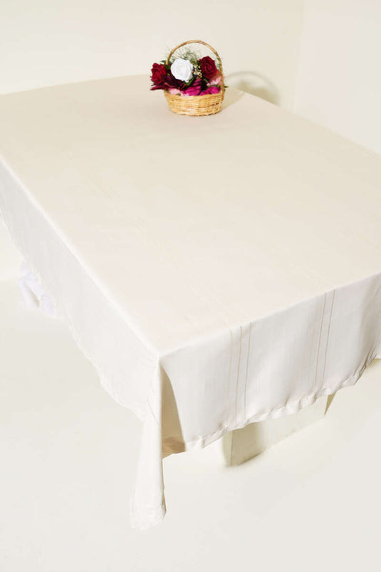 مفرش طاولة مخطط باللون البيج