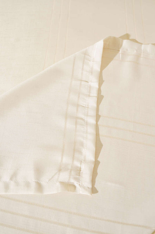 مفرش طاولة مخطط باللون البيج