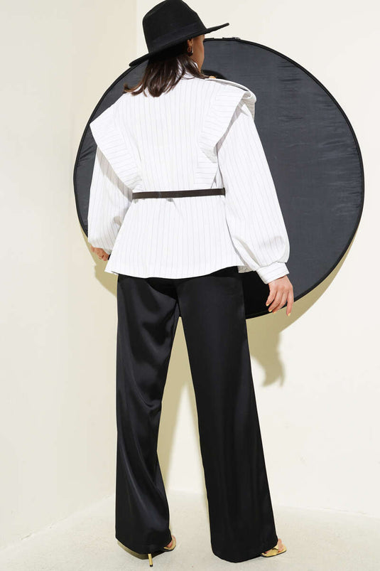 سترة مخططة الكتف مع حزام باللون الأبيض