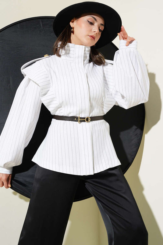 سترة مخططة الكتف مع حزام باللون الأبيض