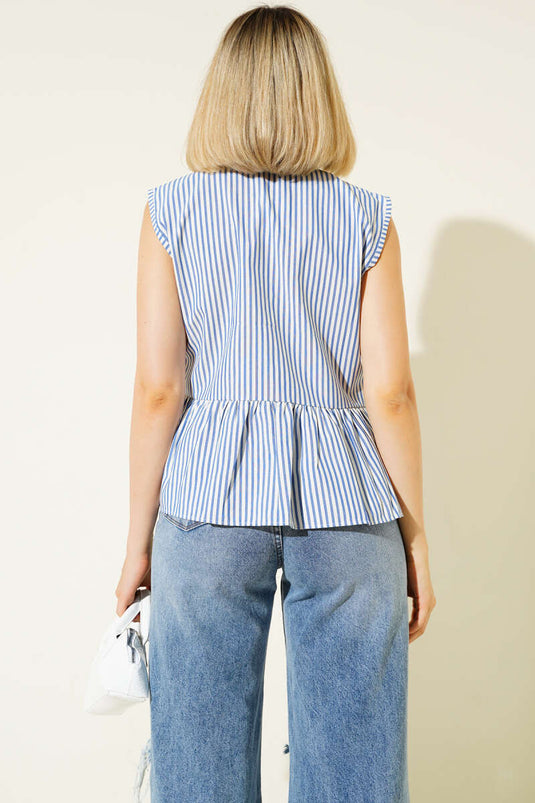 Chemise bleue à rayures et nœud papillon sur le devant