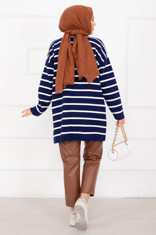 كنزة صوفية مخططة كبيرة الحجم باللون الأزرق الداكن