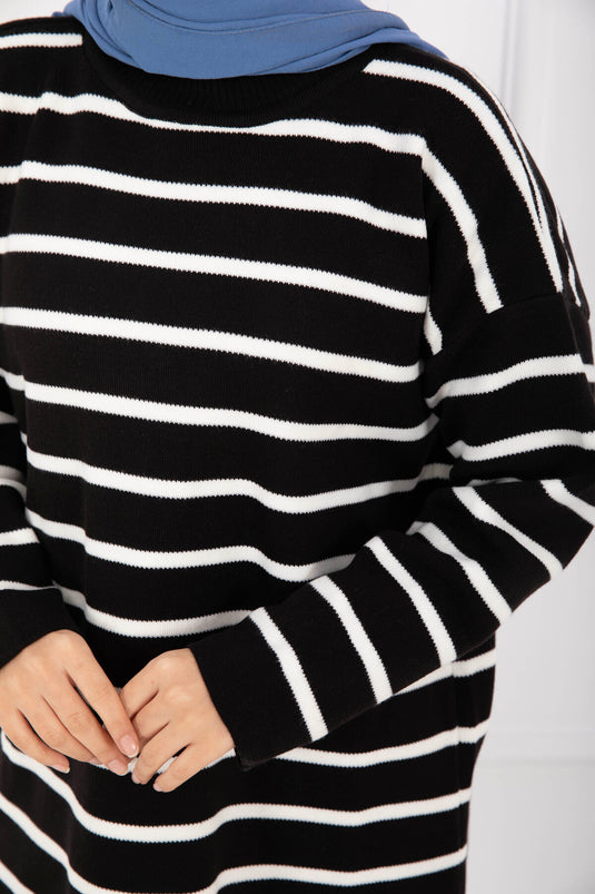 كنزة صوفية مخططة كبيرة الحجم باللون الأسود